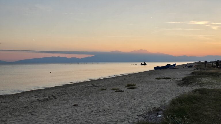 Zwischen Schiffswrack und Strand am Epanomie Beach